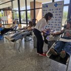 Tres jóvenes donando en la maratón del 18 de septiembre en el Hospital El Bierzo