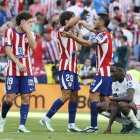 Los jugadores del Atlético de Madrid celebran al final del partido su triunfo por 2-1 frente al Real Madrid.