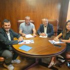 El presidente de la Diputación, Gerardo Álvarez Courel, el vicepresidente para El Bierzo, Luis Alberto Arias, el presidente de UPTA, Eduardo Abad, y la vicesecretaria segunda de las Cortes de Castilla y León, Nuria Rubio, mantienen una reunión