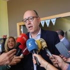 López recibió hoy en Ponferrada el reconocimiento de AFA Bierzo a la Fundación Cupa como entidad amigable del Alzheimer
