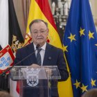 El presidente de Ceuta, Juan Jesús Vivas, durante la visita a Ceuta del expresidente del Gobierno, José María Aznar, en el Palacio de la Asamblea, a 27 de agosto de 2026,.