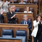 La diputada del PP, Ana Vázquez, tras ser expulsada por llevar un bote de gas pimienta durante una sesión de control al Gobierno.