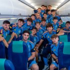 Fran (primero por la izquierda) en el avión destino a Tampere con la sub-21.