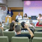 Cayetano Franco, presidente del Ademar, en el atril, mientras se realiza una votación durante la asamblea de socios.