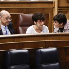 Maribel Vaquero conversa con Isabel Rodríguez en el Congreso.