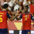 Nico es felicitado por Merino tras su gol a Croacia.