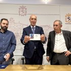 Diez presentó el conjunto acompañado por representantes del Grupo Filatélico Leonés y Correos.