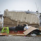Migrantes en el asentamiento en la playa de El Trampolín.