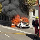 El vehículo se incendió en la avenida de la Facultad.