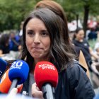 La secretaria política de Podemos y eurodiputada, Irene Montero, atiende a los medios durante la manifestación para exigir una reducción del precio de los alquileres de la vivienda, a 3 de octubre de 2026, en Madrid (España). El Sindicato de Inquilinas ha.