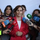 La ministra de Sanidad, Mónica García, atiende a los medios. Archivo. 