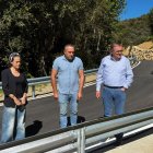 El vicepresidente de la Diputación de León, Roberto Aller (derecha), ha recibido las obras de la LE-4103 acompañado por el vicepresidente para el Bierzo, Luis Alberto Arias, y la alcaldesa de Vega de Valcarce, Alba Rodríguez.