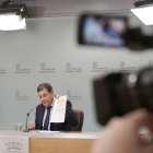 El consejero de Economía y Hacienda y portavoz, Carlos Fernández Carriedo, comparece en rueda de prensa posterior al Consejo de Gobierno.