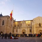 Arriado de Bandera por la Fiesta Nacional.