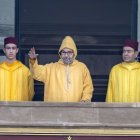 Mohamed VI con su hijo, el príncipe heredero Moulay El Hassan y su hermano.