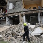 Un socorrista observa una edificación afectada por el terremoto de magnitud 7,7 que sacudió el sureste de Panamá