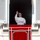 León XIV saluda a los fieles tras el Ángelus.