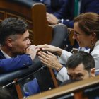Rufián conversa con la ministra García.