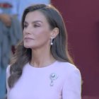La Reina recupera un broche histórico de perlas y diamantes para acompañar su vestido rosa.