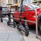 Patinetes eléctricos estacionados en la calle.