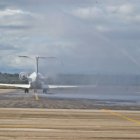 Un avión aterriza en el aeropuerto.