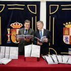 El presidente de las Cortes de Castilla y León, Francisco Vázquez, recibe al consejero de Economía y Hacienda y portavoz de la Junta, Carlos Fernández Carriedo, para el registro del Proyecto de Ley de Presupuestos