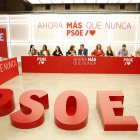El jefe del Ejecutivo y secretario general del PSOE, Pedro Sánchez (c), preside una reunión de la Ejecutiva Federal el pasado mes de junio. EFE/  Javier Lizón.