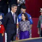 El presidente del Gobierno, Pedro Sánchez, la ministra de Defensa Margarita Robles, y el jefe de Estado Mayor de la Defensa (Jemad), almirante general Teodoro López Calderón, durante el tradicional desfile militar por las calles del centro de Madrid en el que participan casi 4.400 militares, 144 vehículos, 39 motos, 50 aviones y 32 helicópteros, este lunes Día de la Fiesta Nacional.EFE/ Daniel González