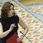 La presidenta de la Comunidad de Madrid, Isabel Díaz Ayuso, interviene este jueves en el pleno de la Asamblea regional marcado por la huelga indefinida de la comunidad educativa no universitaria de la región para reclamar mejoras laborales y denunciar el "deterioro" de la enseñanza pública. EFE/ Javier Lizón.