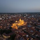 Vista aérea de la Catedral iluminada.
