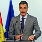 El presidente del Gobierno español, Pedro Sánchez, interviene este viernes durante la rueda de prensa de clausura de la segunda jornada de la Cumbre del Consejo Europeo celebrada en Bruselas, Bélgica, el 16 de octubre de 2026. EFE/OLIVIER HOSLET.