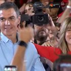 El presidente del Gobierno, Pedro Sánchez, y su mujer, Begoña Gómez, en un acto de precampaña del PSOE en Fuenlabrada.