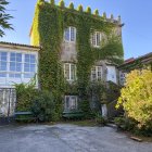 Si tiene capilla, palomar y ciprés, pazo es, dice el refrán. Y es lo que buscan cada vez más compradores interesados en este tipo de propiedades, atraídos por la arquitectura tradicional gallega en piedra, siglos de historia y sus posibilidades como residencia o proyecto empresarial. El Catálogo de Patrimonio Cultural de Galicia incluye más de 900 pazos, según los datos consultados por EFE, y la Federación Galega de Empresas Inmobiliarias (Fegein) estima que en torno a un tercio de ellos están a la venta.