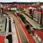 Imagen aérea del sector de la estación de Feve con las tres parcelas para vivienda identificadas.