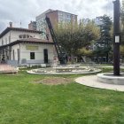 Fuente de la grúa, delante, ya acordonada a la puerta de Feve, y detrás la que incorpora el mecanismo del reloj.