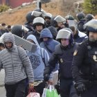 Miembros de la Policía Nacional participan este domingo en una operación para desalojar las naves del Tarajal, en Ceuta, como consecuencia del elevado número de chabolas que se habían ubicado cerca de este espacio. Varias decenas de migrantes han huido esta mañana por los montes próximos a la frontera del Tarajal en Ceuta tras la actuación de la Policía Nacional en este entorno, donde se habían.