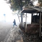 Manifestantes se enfrentan a la policía antidisturbios durante una protesta de estudiantes de secundaria contra los recortes en el gasto educativo en Lieja, Bélgica.