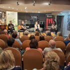 La actuación contó con una parte musical y con otra de conferencia.