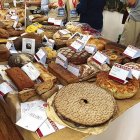 Imagen de un mercado con varias clases de panes. Claudia Sacristán