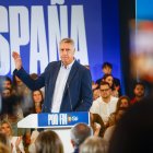El alcalde de Badalona, Xavier García Albiol (i), durante un acto de precampaña del PP, en el Palau de Congressos de Catalunya, a 18 de octubre de 2026, en Barcelona, Catalunya (España).