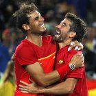Marc López celebra junto a Rafa Nadal la medalla de oro ganada en la final de tenis de dobles masculino en los Juegos Olímpicos de Brasil 2016.
