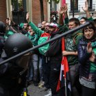 Manifestantes durante una concentración con motivo de la huelga indefinida de educación, ante la Consejería de Educación de la Comunidad de Madrid, a 19 de octubre de 2026, en Madrid (España). La huelga indefinida de la educación pública madrileña comienza su segunda semana de movilizaciones y paros parciales.