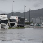 Varios camiones atrapados en una zona inundada en la N332, a las afueras de Gandía, este lunes. Cruz Roja ha preparado un albergue provisional en Gandía (Valencia) para personas afectadas por las fuertes lluvias provocadas por la dana Adam y su equipo de avituallamiento atiende a personas que circulan por carreteras y han sido evacuadas hacia el área de servicio de La Safor. EFE/Manuel Bruque