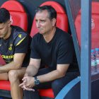 Jandro Castro, sentado en su banquillo del Reino, sigue el juego de los profesionales.