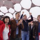 El secretario general del PSOE y presidente del Gobierno, Pedro Sánchez (2i), participa en un acto de precampaña electoral junto al secretario general del PSOE de Valladolid y ministro de Transportes y Movilidad Sostenible, Óscar Puente (2d); la presidenta del PSOE de Castilla y León y ministra de Igualdad, Ana Redondo (i), y el secretario general del PSOE de Castilla y León, Carlos Martínez (d). EFE/ Nacho Gallego