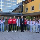 Plantilla, técnicos y jugadoras del Bembibre HC, con los rectores del Hospital de la Reina.