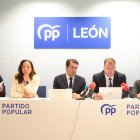 Los procuradores y el conseero leonés del PP, este lunes en la sede popular de León