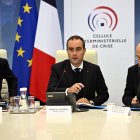 (De izquierda a derecha) El ministro del Interior de Francia, Laurent Nunez; el primer ministro, Sebastien Lecornu; y el jefe de gabinete del primer ministro, Philippe Gustin, asisten este lunes a una reunión interministerial de crisis en el Ministerio del Interior, en París (Francia).  EFE/EPA/JULIEN DE ROSA / POOL.