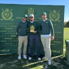 Algunos de los ganadores posan con su trofeo.