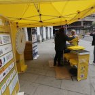 La campaña informativa ayer en la plaza Julio Lazúrtegui.